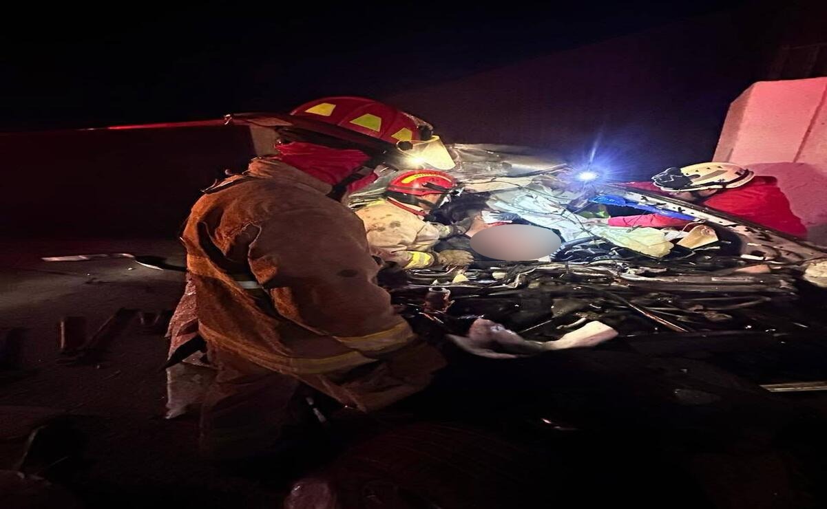 El conductor perdió el control de su auto que volcó a la altura de una preparatoria privada en Metepec. Foto: Especial