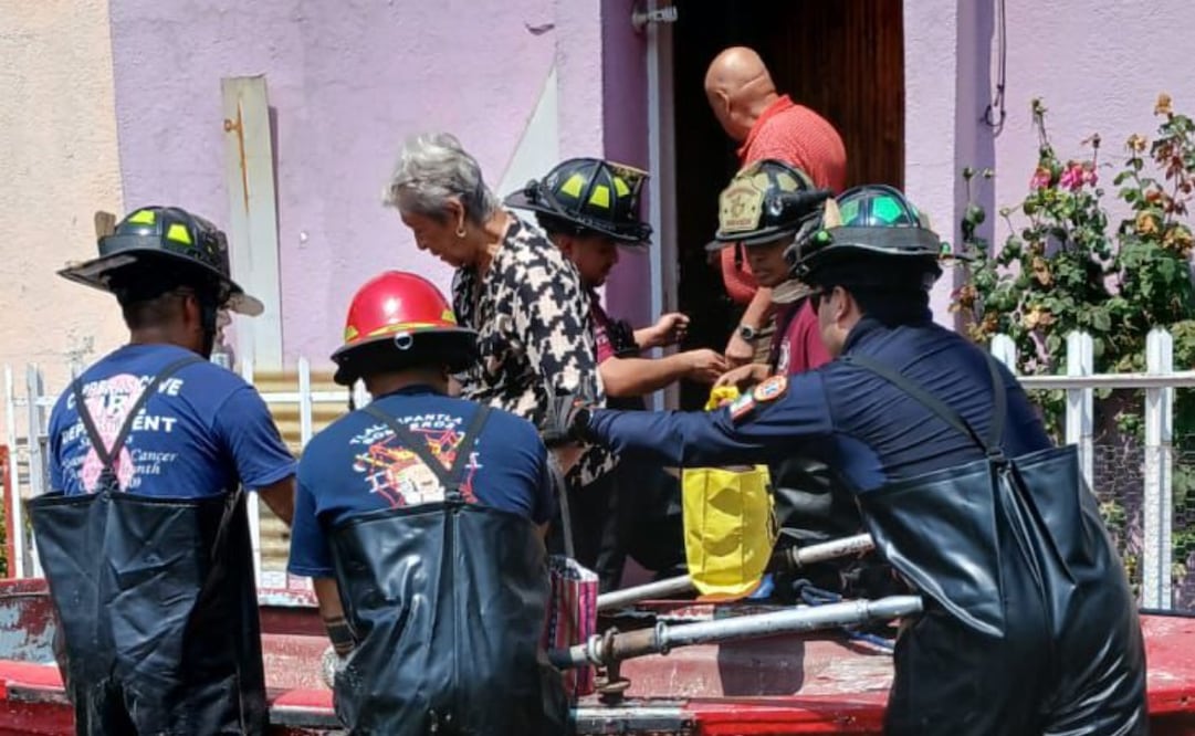 Abraham González Ramírez, subgerente de Conagua, explica las causas técnicas que inundaron la Unidad Habitacional Gustavo Baz y afectaron a las familias. Foto Especial