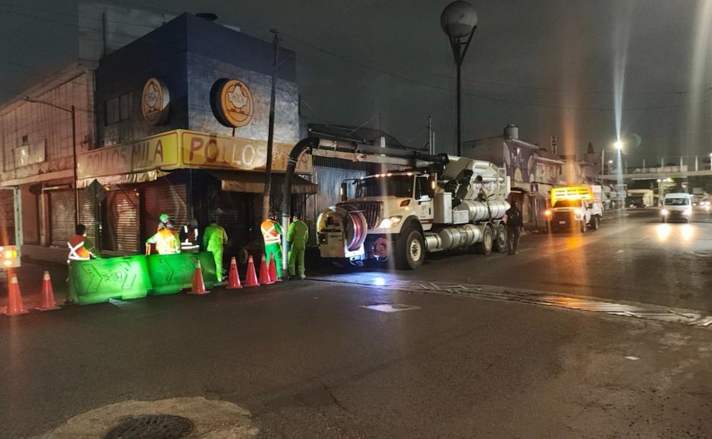 Cuadrillas de OAPAS trabajaron en horario nocturno para limpiar más de 25 mil metros lineales de drenaje en Periférico Norte. Foto Especial