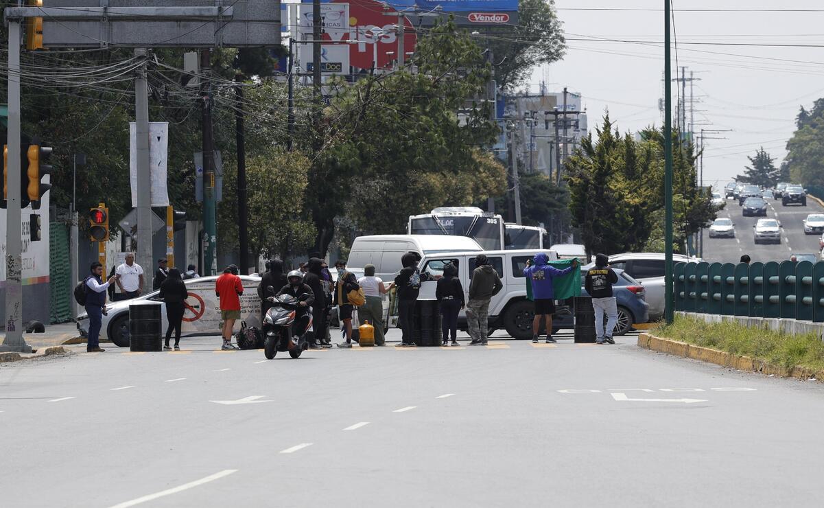 Estudiantes de la Facultad de Medicina de la UAEMéx realizaron una protesta para denunciar abandono institucional por parte de sus autoridades. Foto: Arturo Hernández/ El Universal Estado de México
