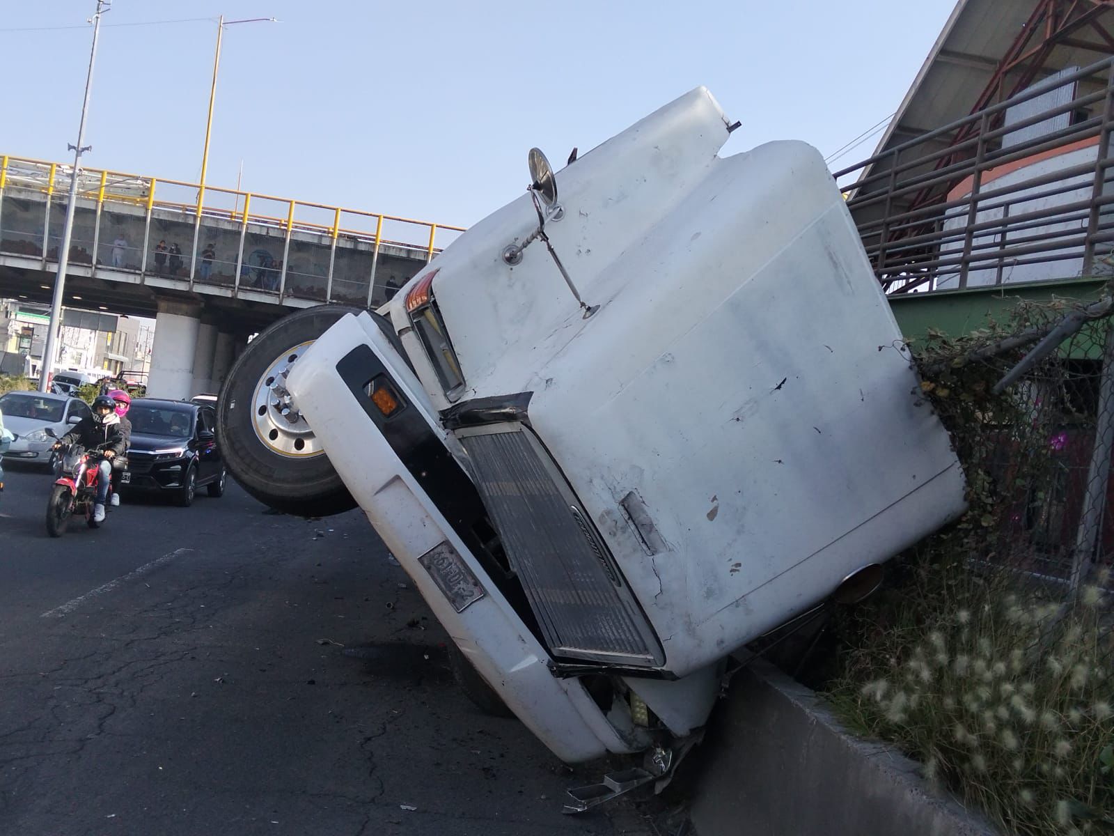 El tracto camión iba cargado con 25 toneladas de arena / Foto Especial