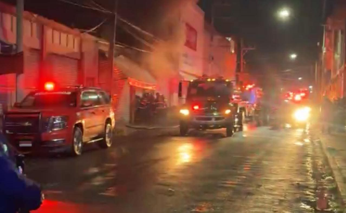 Llamas consumen zapaterías cerca de la Terminal de Toluca. Vecinos de Valle Verde piden más apoyo para evitar que el fuego llegue a sus domicilios Foto: Especial