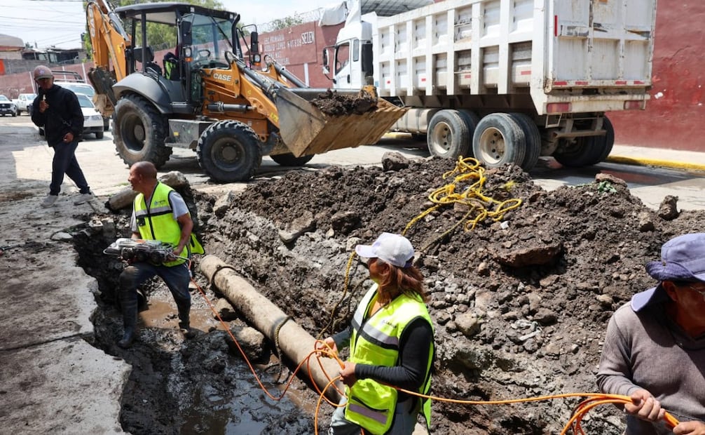 Los nuevos dispositivos evitan que los trabajadores de SAPASE se expongan a los gases tóxicos del interior de las redes de drenaje. Foto Especial
