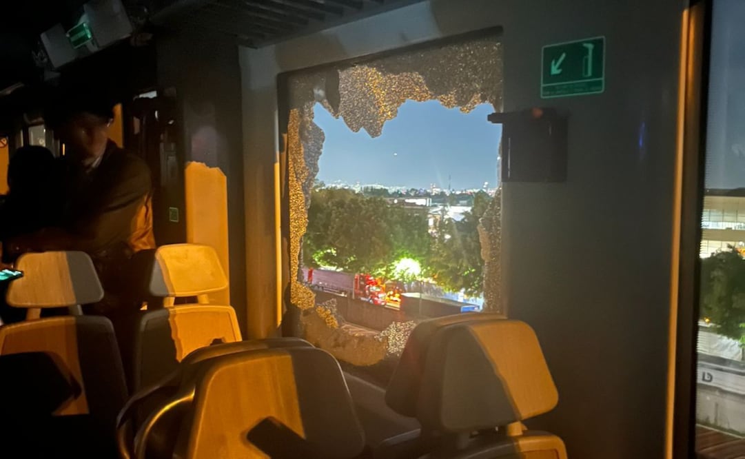 Durante el percance, usuarios del tren rompieron uno de los vidrios de salida de emergencia, ante una posible evacuación. Foto. Especial