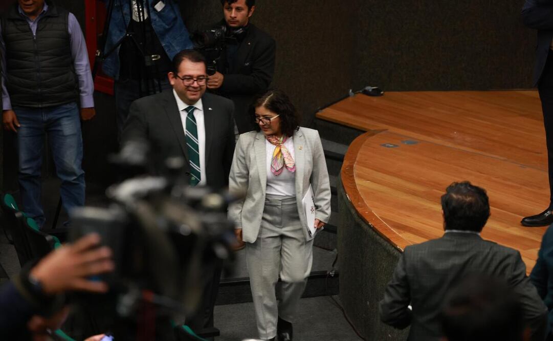 Patricia Zarza llega a la toma de protesta