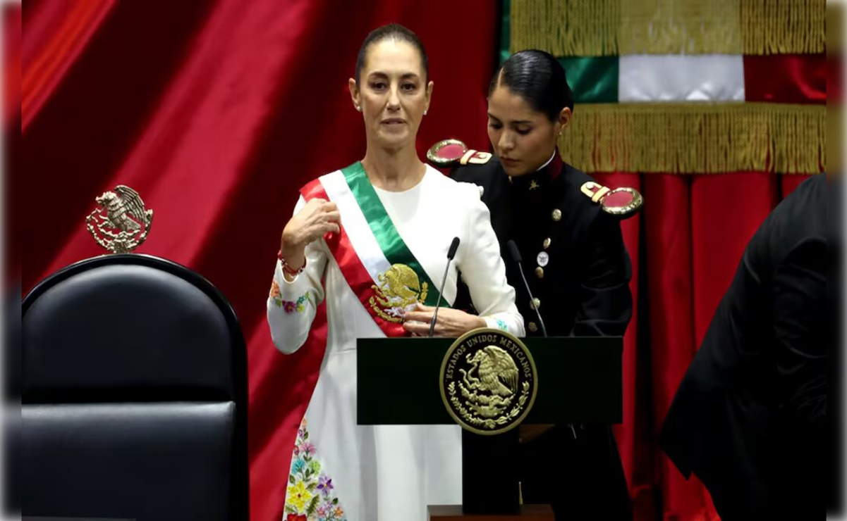 Claudia Sheinbaum Pardo recibe la banda presidencial de manos de Ifigenia Martínez luego de haber sido entregada por Andrés Manuel López Obrador.