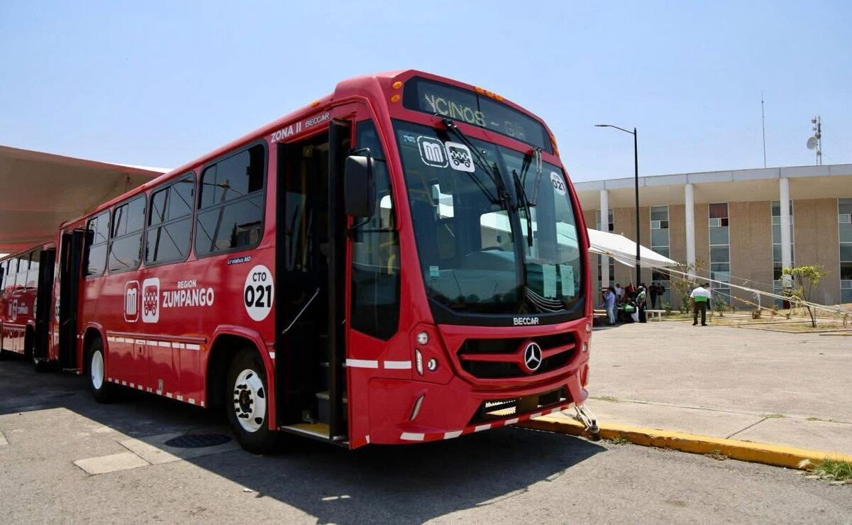 El gobierno municipal y la Secretaría de Movilidad del gobierno del Estado de México dieron el banderazo de salida a la nueva línea de autobuses / Foto: Especial