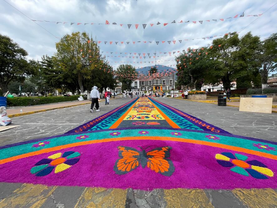 El tapete es un ícono, de las fiestas de Día de Muertos en este municipio. Este año la imagen central es la mariposa monarca. Foto Michelle Sánchez