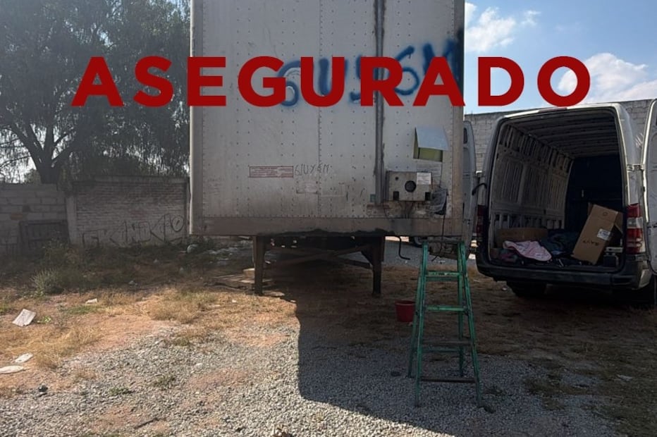 Cientos de cajas de cigarros de diversas marcas comerciales fueron halladas dentro de una caja seca tras el operativo en la colonia Santa María de Guadalupe. Foto Especial