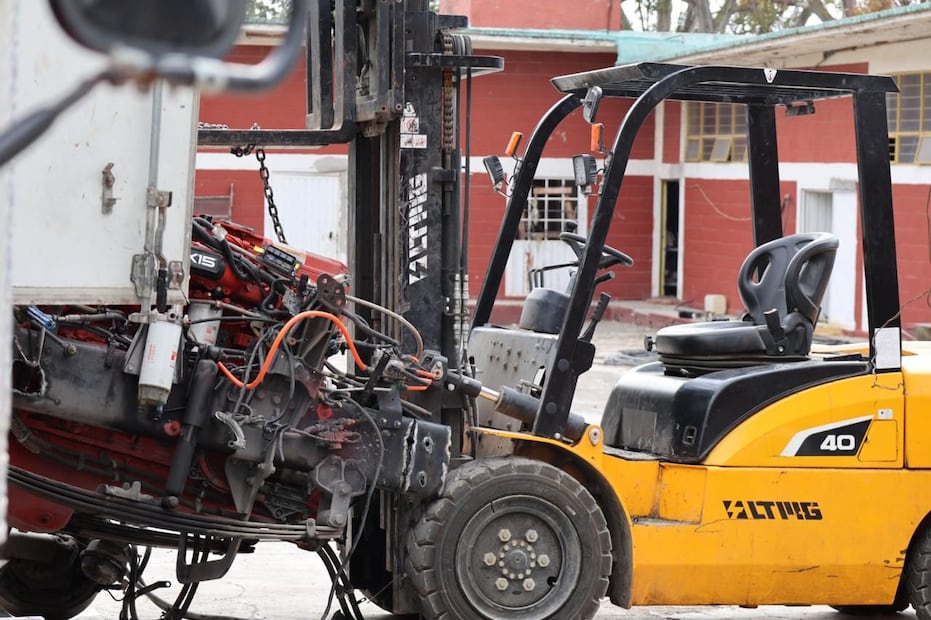 Unidades de carga pesada que estaban siendo desvalijadas al momento del arribo de las autoridades. Foto Especial