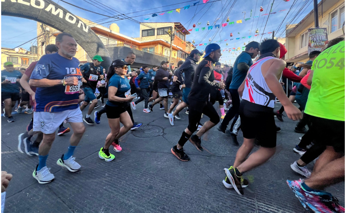 Un mar de color: Los participantes de la Carrera Los Reyes llenando las calles de Santiago Tianguistenco. Foto: Alejandra Santillán