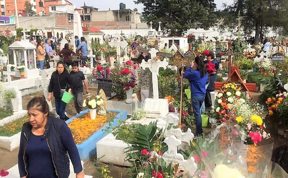 Se recomienda a quienes visitan cementerios usar calzado cómodo / Foto Especial
