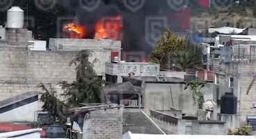 ALERTA: Fuerte columna de humo en San Pedro Tultepec por incendio de maderería