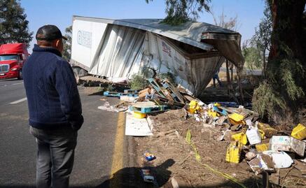 Accidente de tractocamión provoca rapiña en Acolman