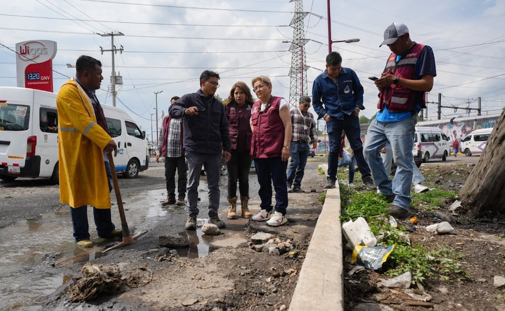 Con más de 300 toneladas de asfalto, arrancan las obras de bacheo en la calle Camino al Pozo, acceso clave al Metro La Paz. Foto Especial