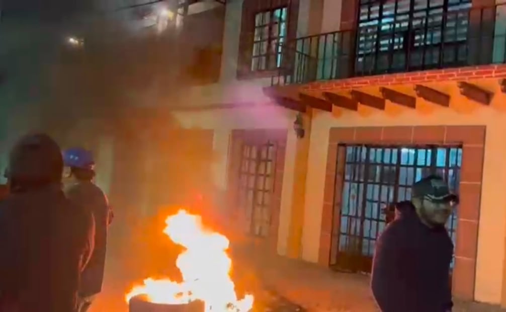Elementos de seguridad vigilan las inmediaciones del palacio municipal mientras la tensión persiste entre los vecinos y el ayuntamiento de Tepetlaoxtoc. Foto Especial
