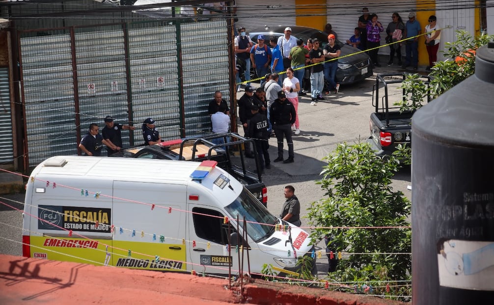 Policías implementaron un operativo de búsqueda en calles de Naucalpan tras el reporte de las detonaciones. Foto Luis Camacho / El Universal