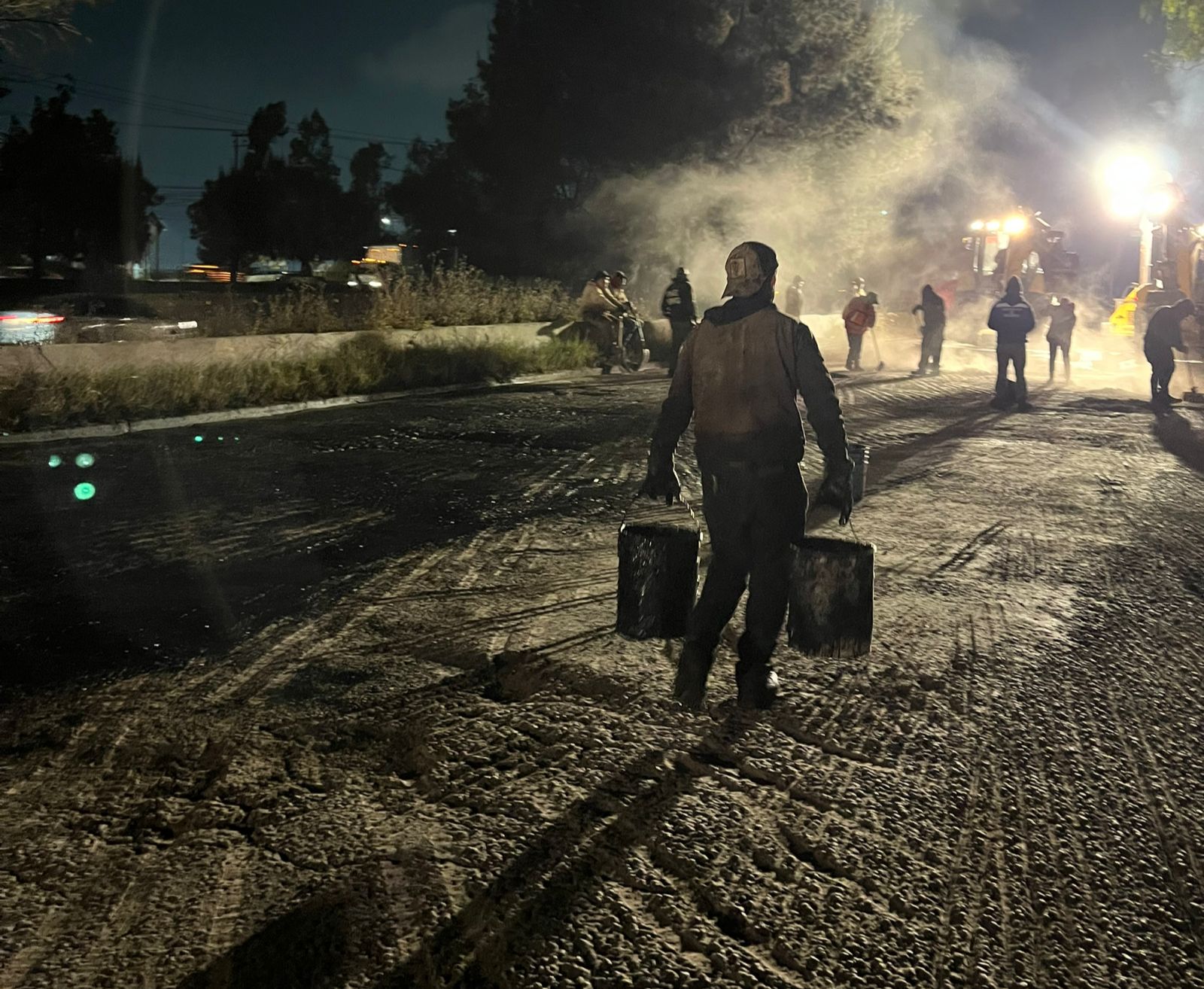 La cuadrilla de asfaltadores estuvo conformada por 35 personas, entre ellas, 6 mujeres / Foto Especial