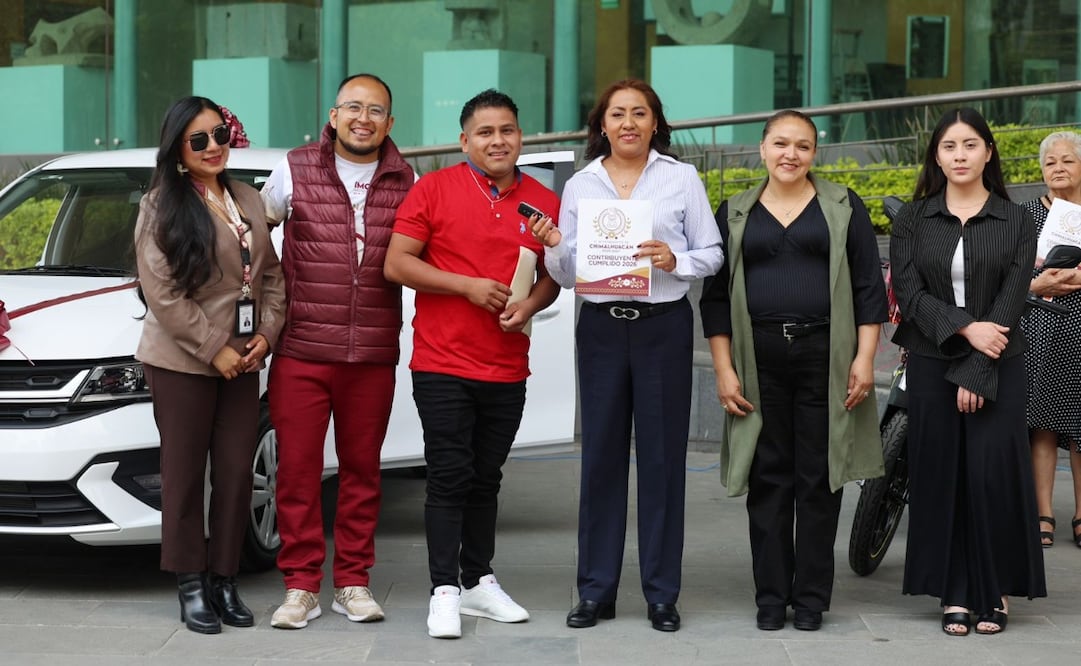 Felipe Sabino, vecino de San Agustín, recibe las llaves de su nuevo Chevrolet Aveo 2026 tras cumplir con su pago predial. Foto Especial