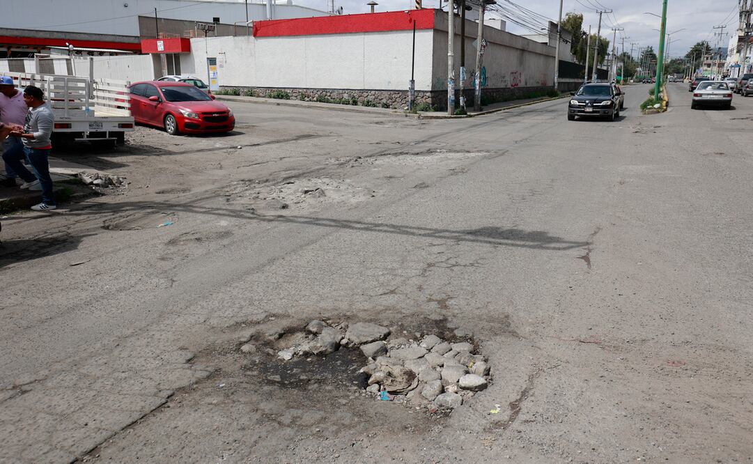 ¿Auto dañado por un bache? El PRI busca que el gobierno te pague en Edomex. Foto: Alejandro Vargas / El Universal Estado de México