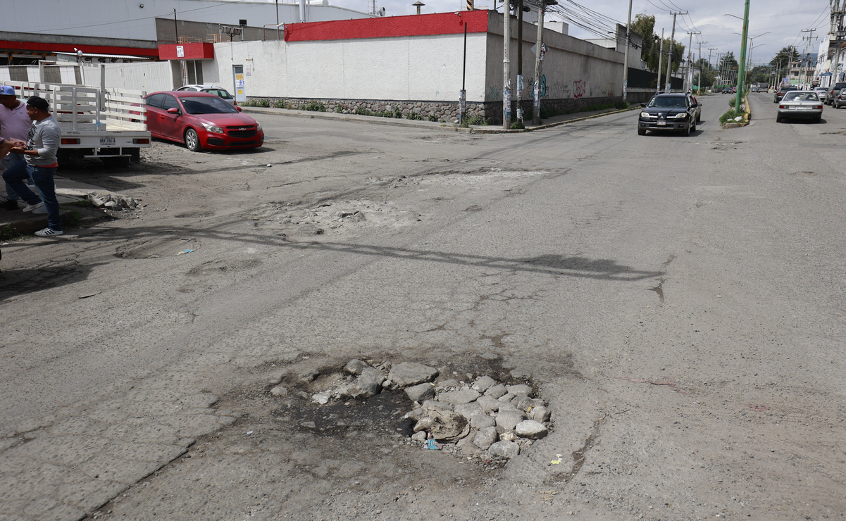 Las autoridades han detectado brigadas de bacheo que piden dinero. Foto: Alejandro Vargas / El Universal Estado de México