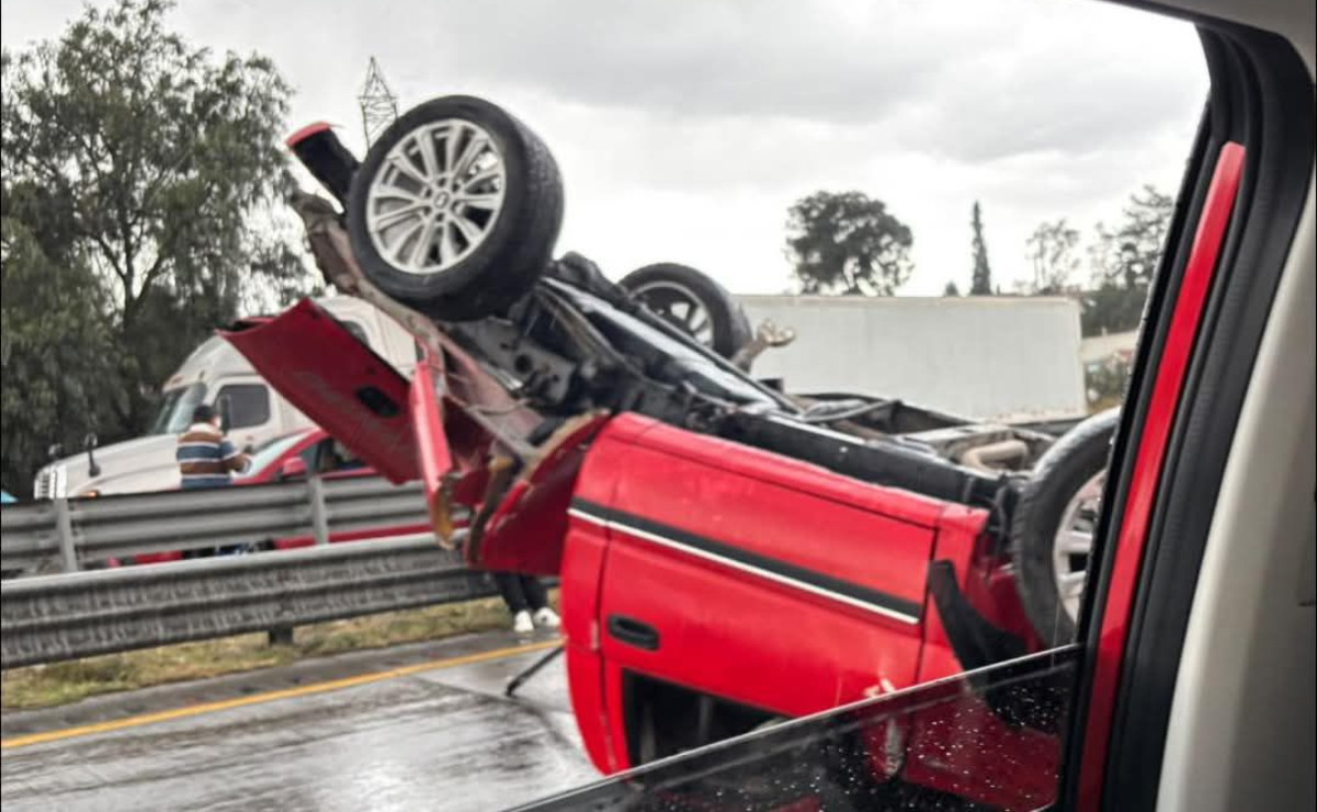 El tráfico se congela: Volcadura de camioneta en autopista México-Querétaro