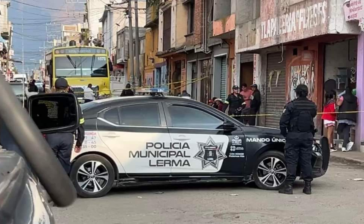 Los policías municipales llegaron al lugar para acordonar la zona y detener al responsable de este hecho Foto: Especial