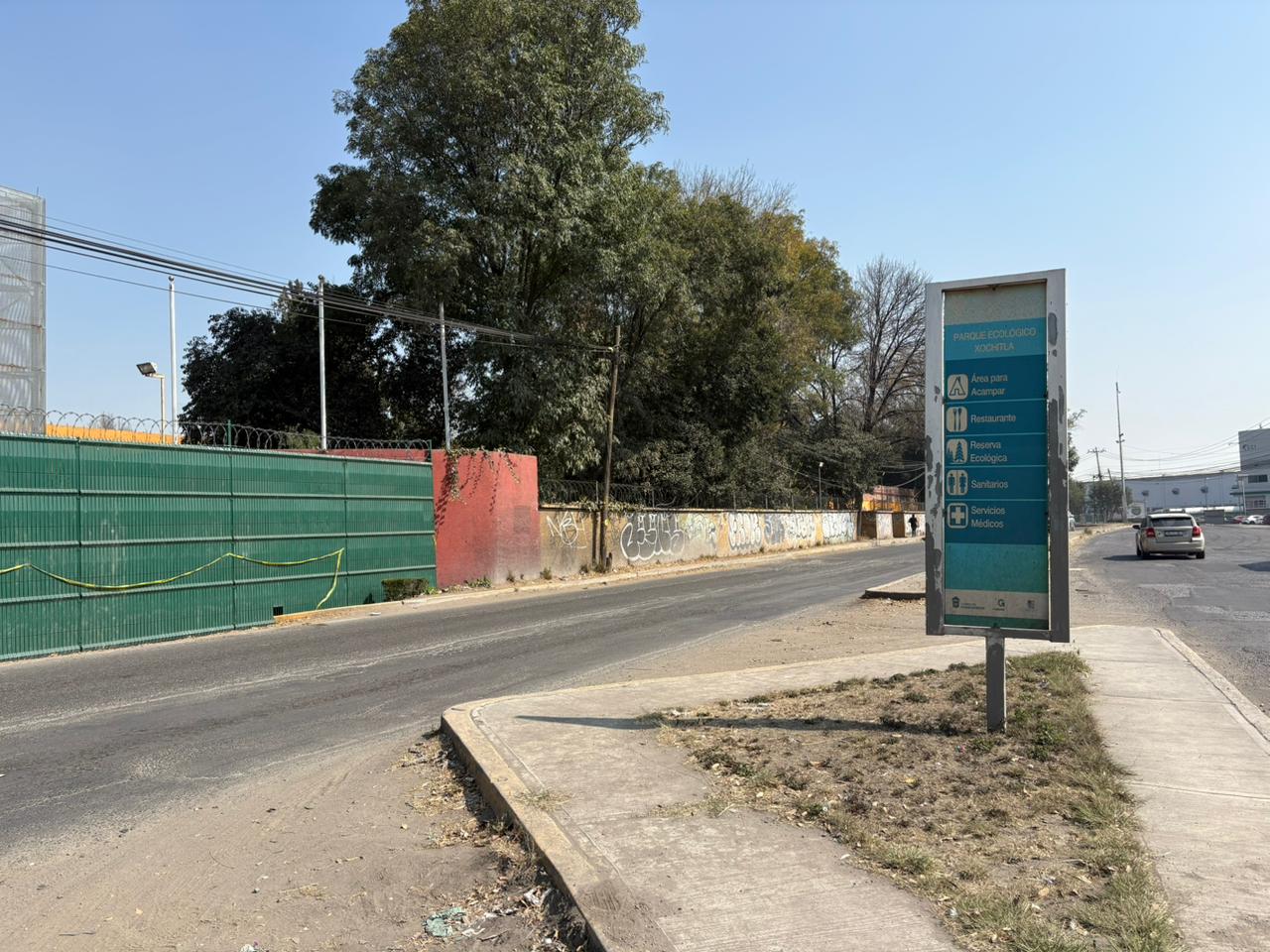 La instalación de una malla metálica ha desatado las alarmas en Tepotzotlán, donde vecinos temen que el Parque Xochitla, un oasis de biodiversidad, sea transformado en una zona industrial. Foto Arturo Contreras