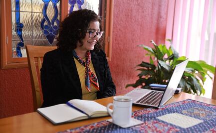 Patricia Zarza, aspirante a la Rectoría, emite su voto en la jornada electoral de la UAEMéx
