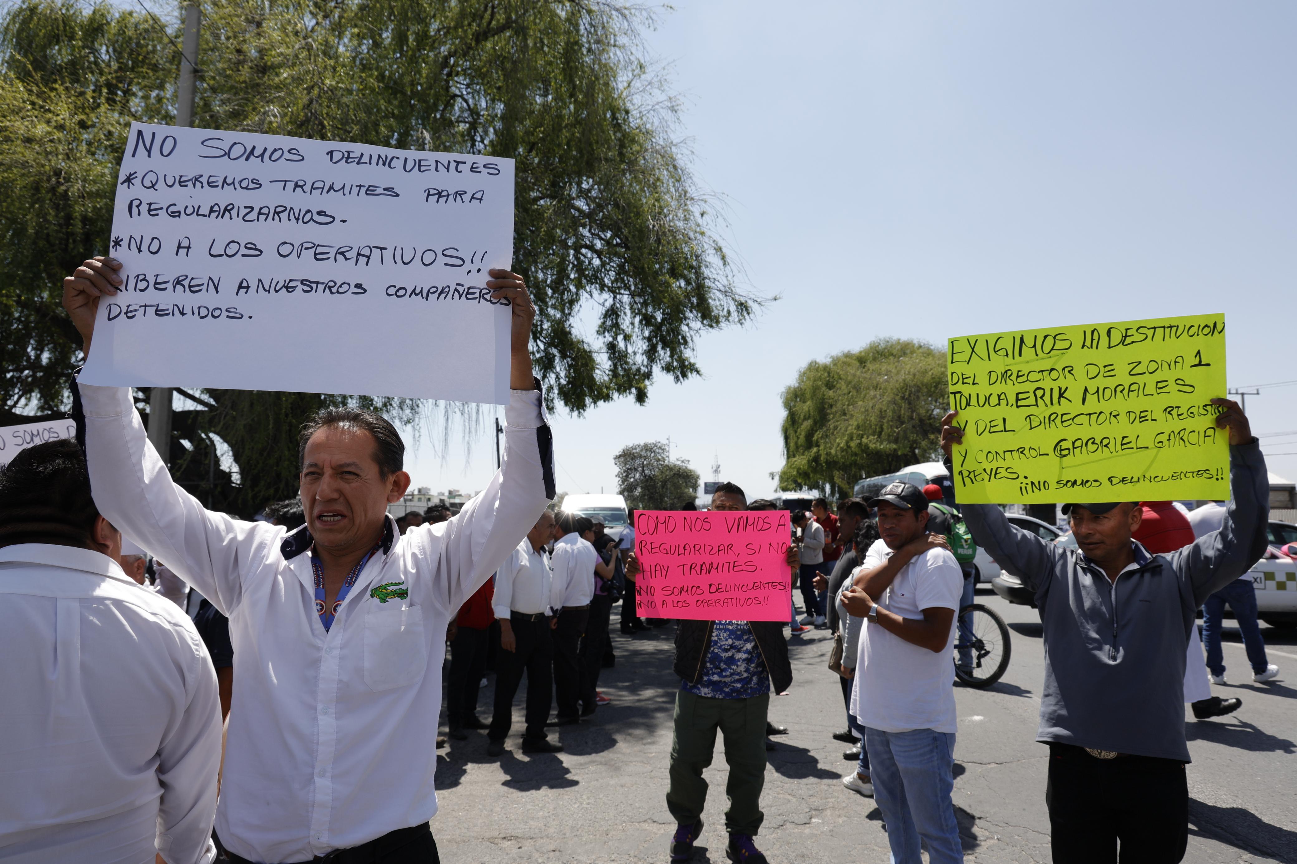 Los inconformes indicaron que sus compañeros se encuentran detenidos en la Agencia del Ministerio Público de Metepec. Foto: Arturo Hernández / El Universal Estado de México