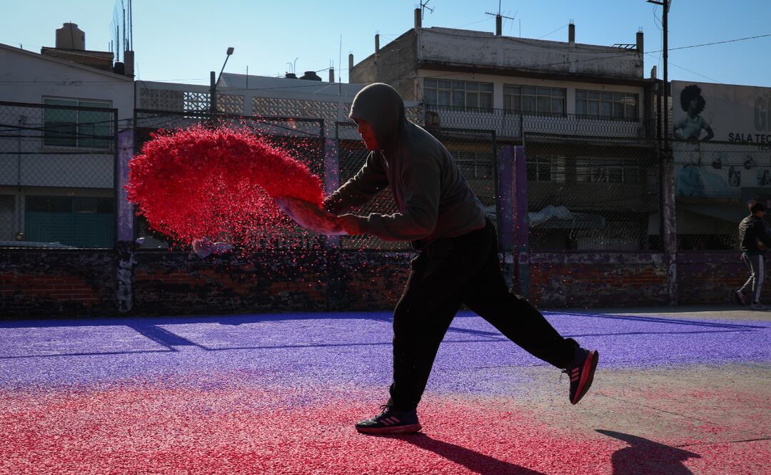 El confeti de la familia Reyes, producido en una cancha de fútbol de Nezahualcóyotl Foto: Luis Camacho
