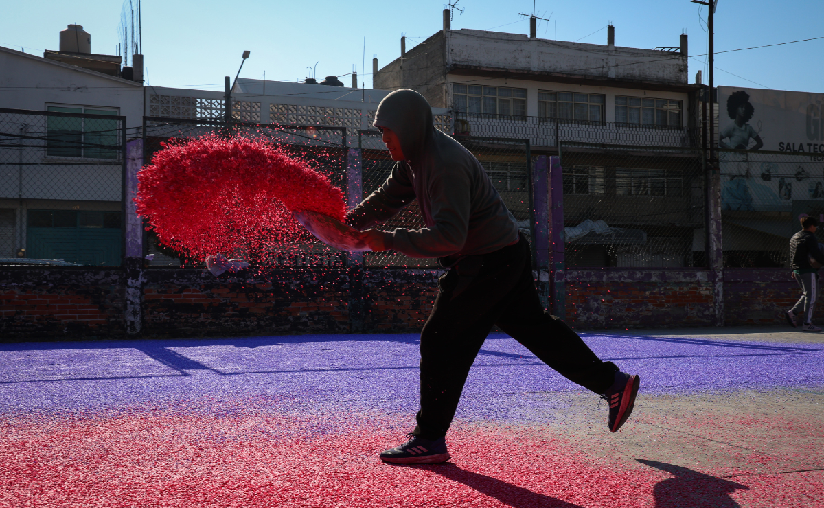 Una cancha de fútbol en Nezahualcóyotl se convierte en el corazón de la producción de confeti