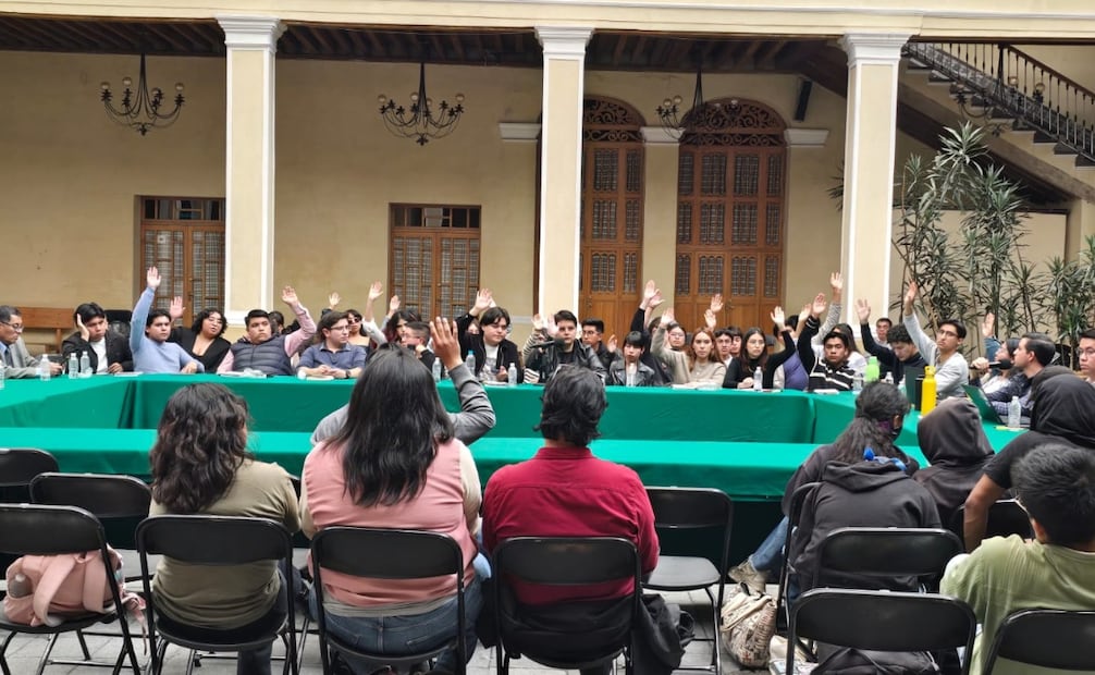 Autoridades de la UAEMéx, lideradas por la rectora Martha Patricia Zarza Delgado, dialogaron durante cuatro horas con representantes estudiantiles en la Casa de las Diligencias. Foto Alma Rodríguez / El Universal