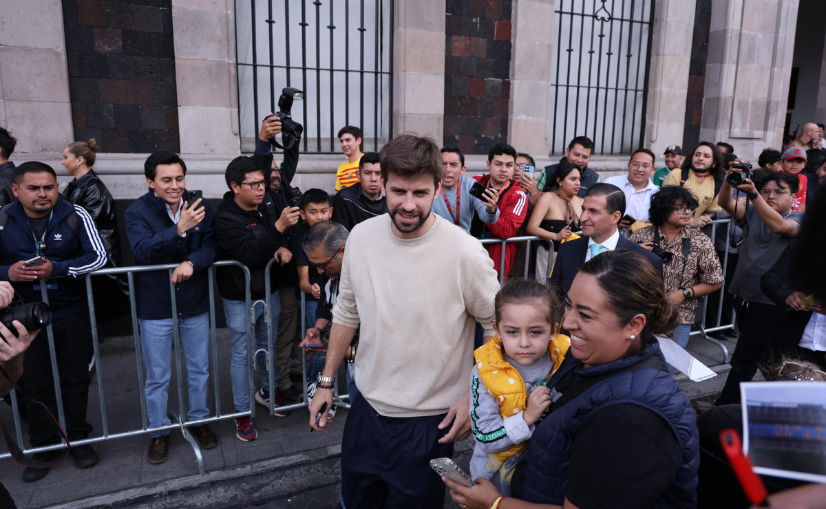 Jóvenes portando la 10 de Messi, Ronaldinho y Maradona hacían un improvisado homenaje para ver a uno de sus últimos ídolos, el defensa español Gerard Piqué Foto: Arturo Hernández