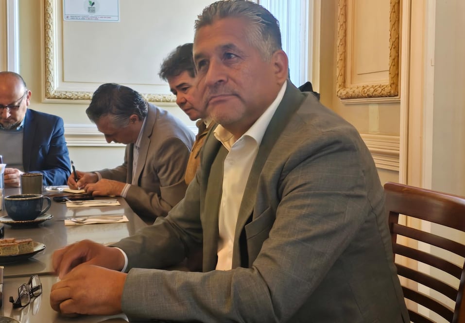 El diputado Gerardo Pliego Santana explica la transición de la Secretaría Ejecutiva a la nueva Agencia Estatal Anticorrupción. Foto Especial