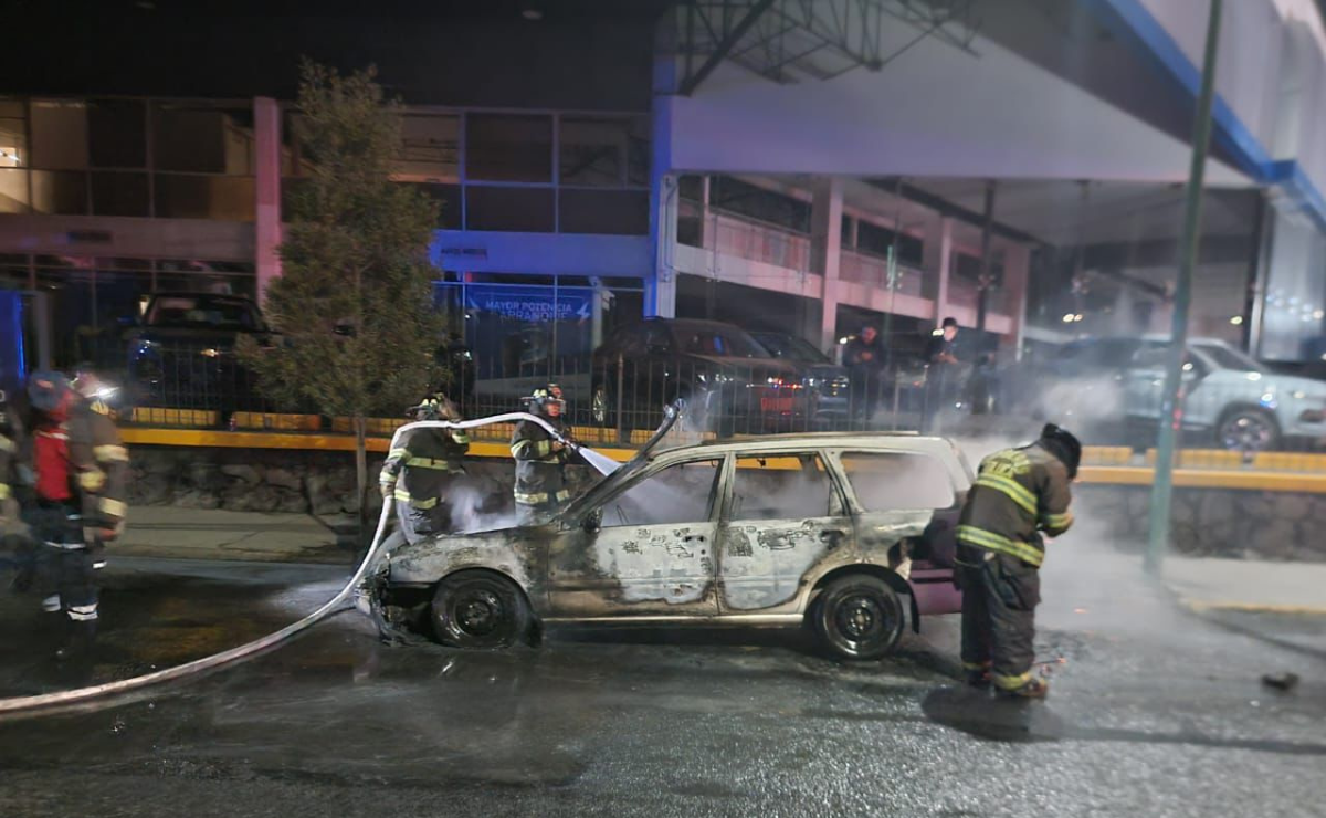 Bomberos y policías atienden incendio de coche en la intersección de Calle 1ero de Mayo y Torres, Toluca. Foto: Especial