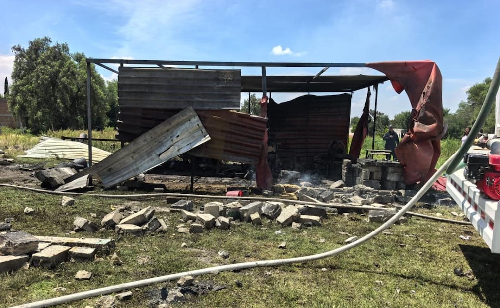 Una explosión registrada en un taller de pirotecnia provocó una columna de humo en San Pedro La Laguna, Zumpango. Foto especial