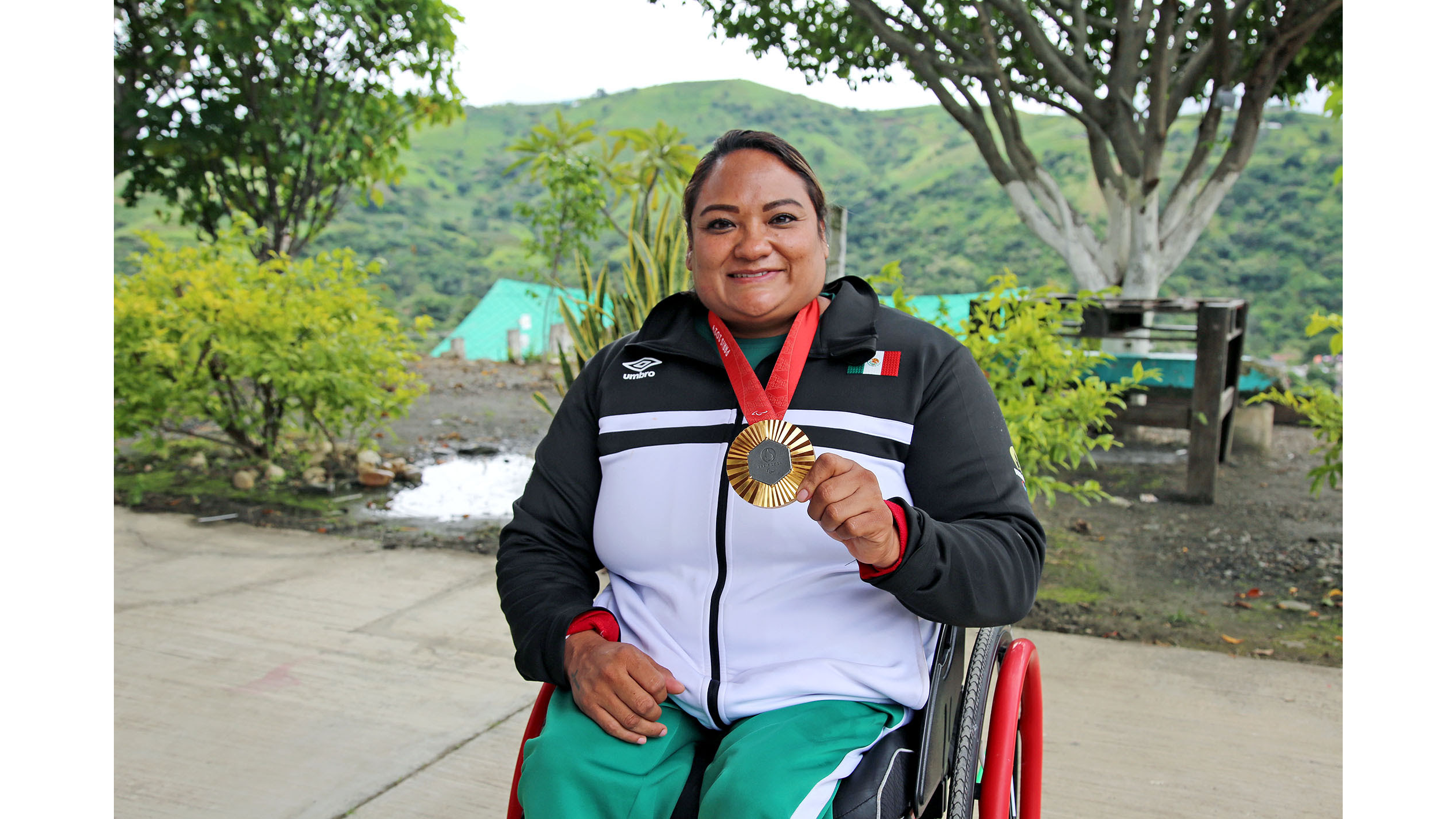 La ganadora de medalla de oro en los Juegos Paralímpicos de París 2024, compartió con los estudiantes, sus inicios en el deporte que la llevaron a ser paratleta de alto rendimiento. Foto: Especial