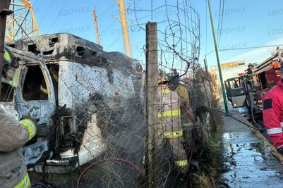 Se incendia ambulancia dentro de taller mecánico en Toluca; bomberos controlan el fuego