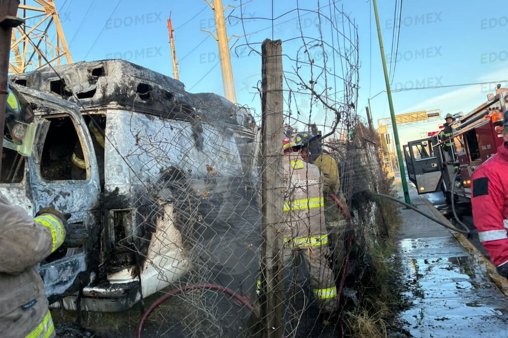 Con el paso de los minutos el incendio fue controlado, en tanto se espera que la ambulancia sea removida de ese sitio, además de investigar si el taller cuenta con los permisos para operar. Foto: Alejandro Vargas/ El Universal
