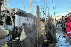 Se incendia ambulancia dentro de taller mecánico en Toluca; bomberos controlan el fuego