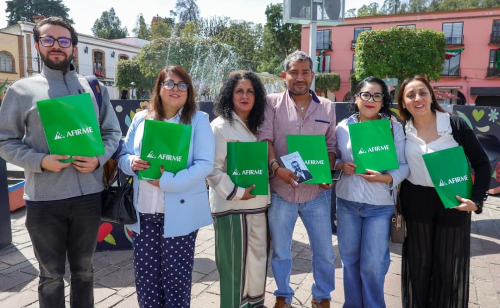 Con la primera entrega de “Creer para Crecer”, 30 emprendedores de Metepec cuentan con recursos para fortalecer sus actividades productivas. Foto especial