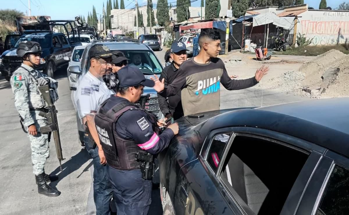 A estos sujetos los presentaron ante el ministerio público de la Fiscalía mexiquense Foto: Especial