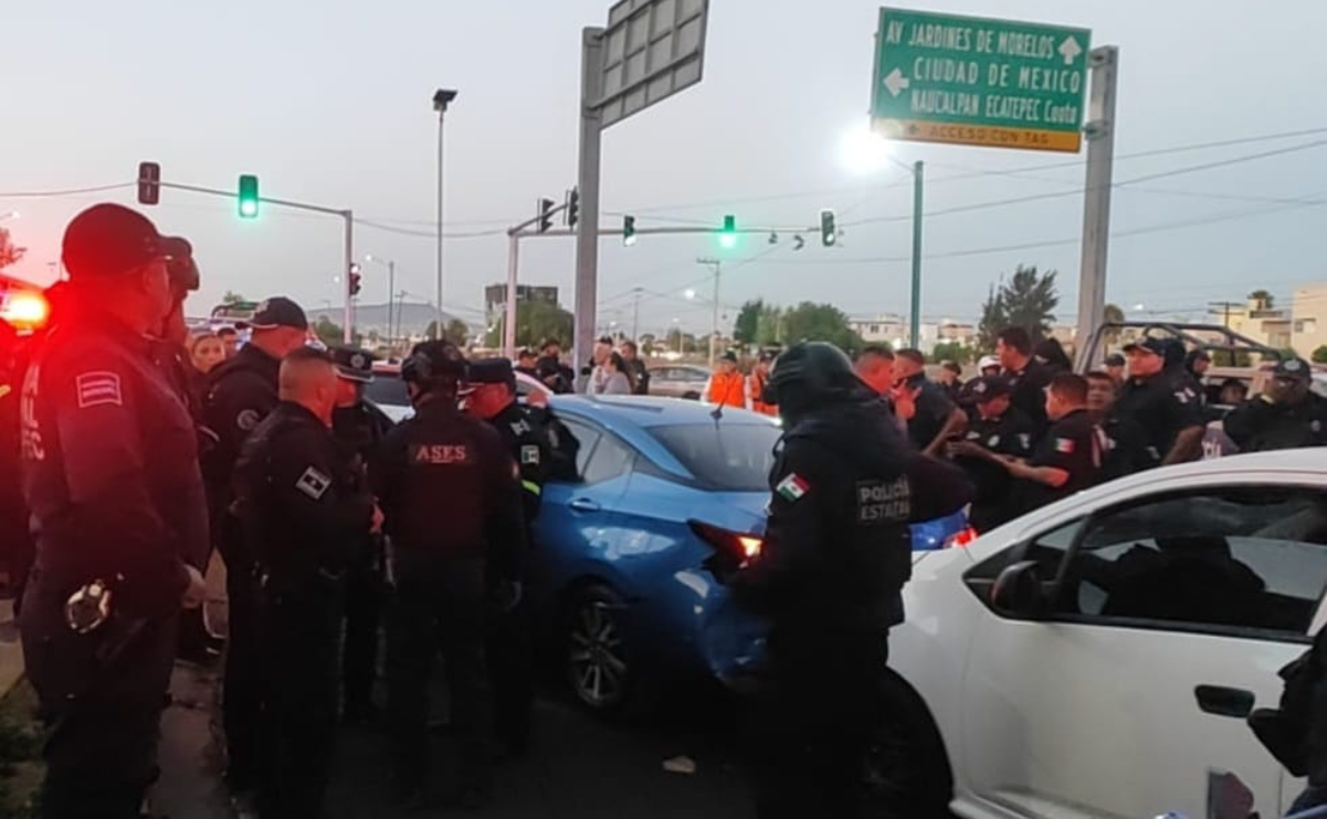 Los presuntos "monta choques" fueron detenidos por la policía estatal y municipal tras agredir a un automovilista en la Avenida Central de Ecatepec Foto: Especial