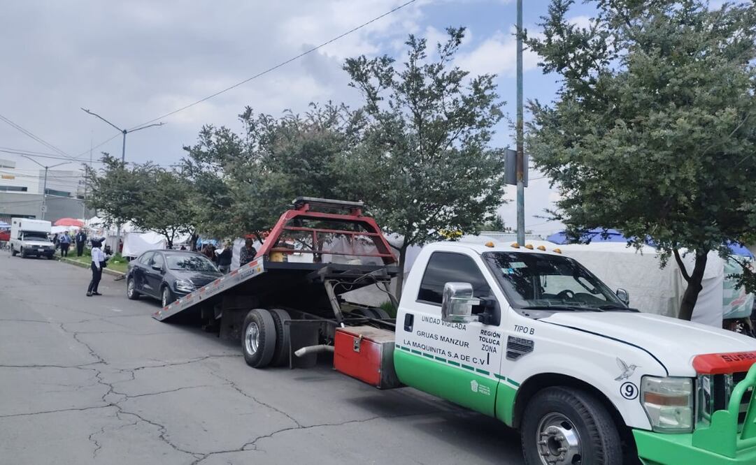 Diariamente se lleva a cabo el retiro de vehículos estacionados en lugares prohibidos. Foto. Especial