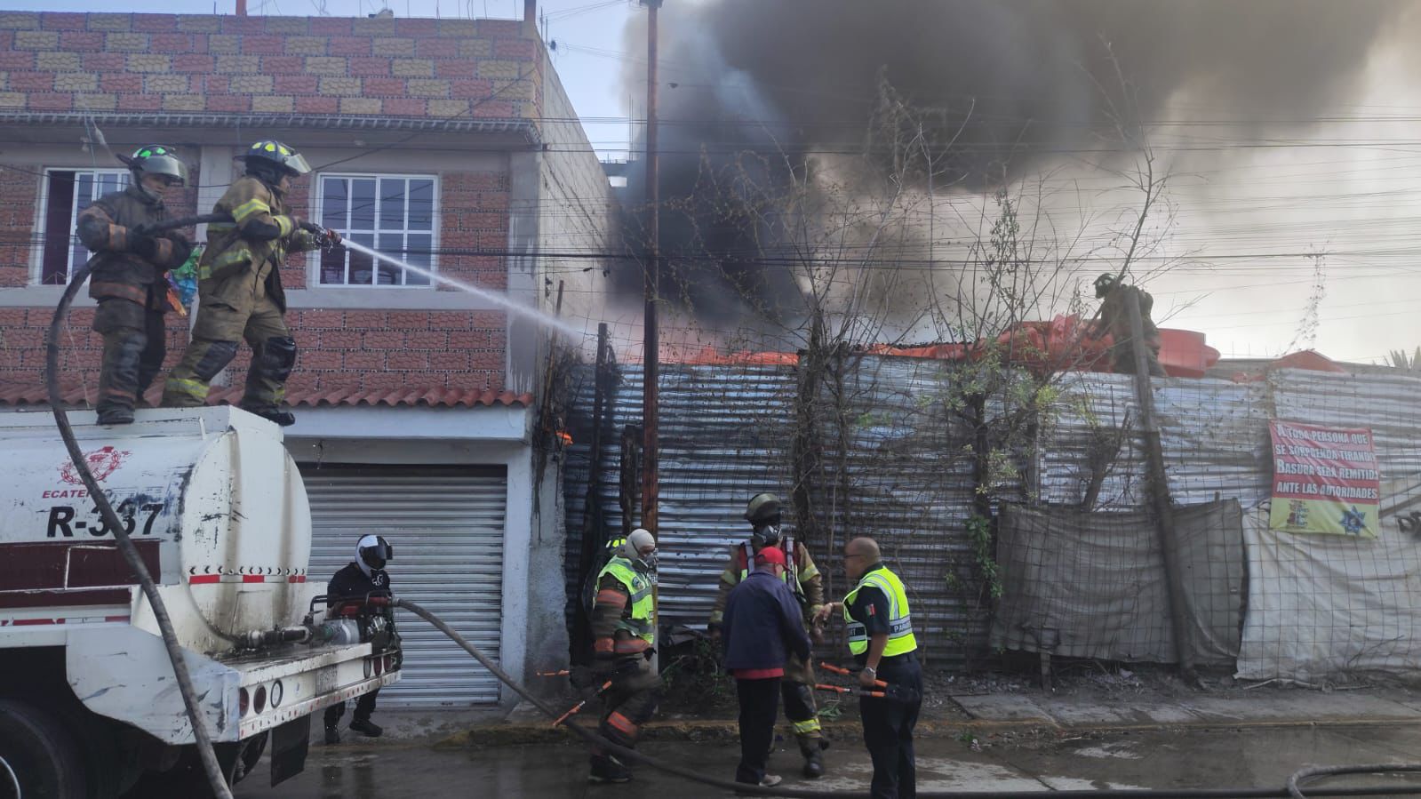 Personal de Bomberos permaneció en el sitio para remover material plástico y madera que avivó la intensidad del fuego / Foto especial