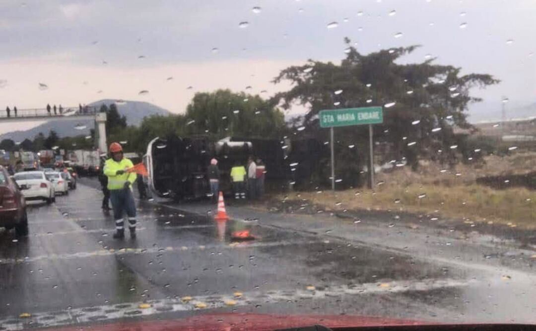Aparatoso choque múltiple en la autopista Ixtlahuaca-Atlacomulco involucró a seis vehículos, incluyendo un tráiler volcado. Foto: Especial