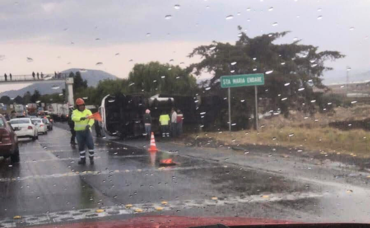 Derrame de aceite provoca choque múltiple y volcadura en la autopista Ixtlahuaca-Atlacomulco
