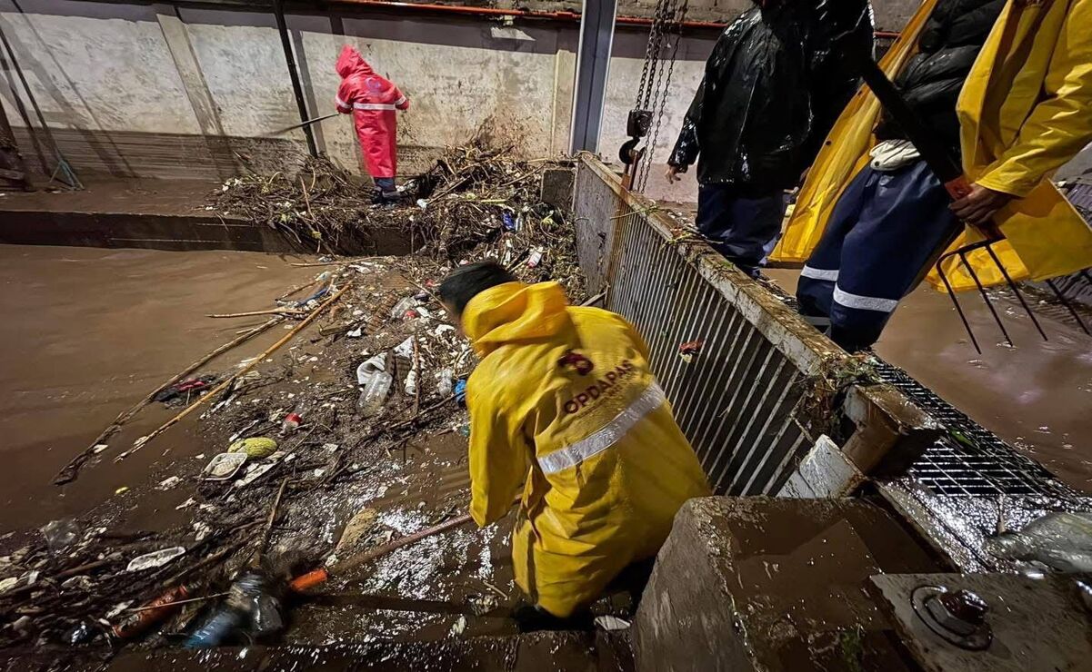 Ramón Tinajera ayudaba en las tareas para desfogar el agua anegada en las vialidades hacia el drenaje, cuando de pronto un rayo lo impactó. Foto: Especial