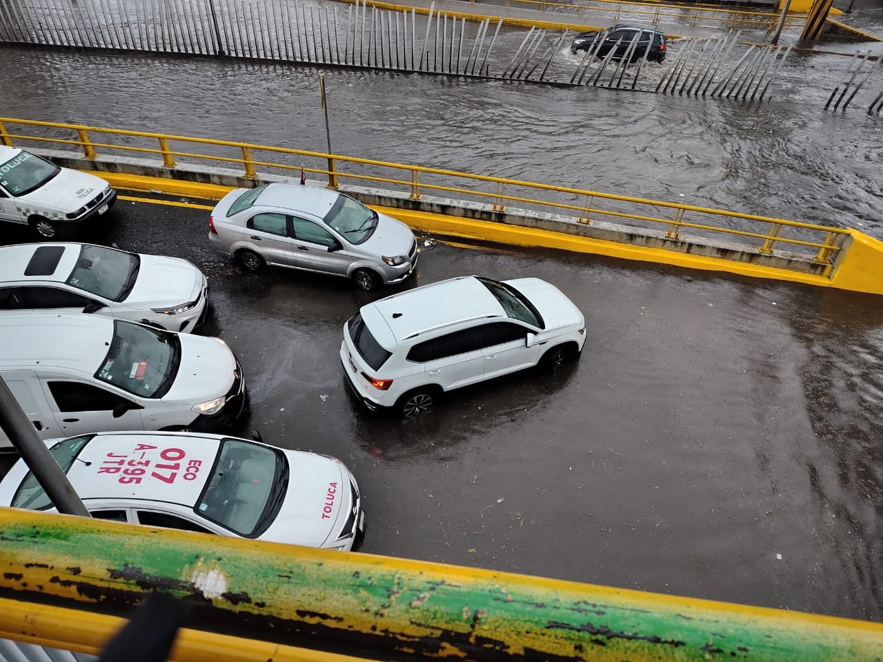 La fuerte lluvia que azotó esta tarde el valle de Toluca dejó inundaciones en avenidas principales de por lo menos tres municipios que fueron: Toluca, San Mateo Atenco y Lerma.